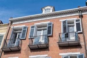 Nouvelle-Orléans, Louisiane, États-Unis. 4 novembre 2022. une maison en briques rouges avec une belle corniche sous les avant-toits et des balustrades de balcon en fer forgé. photo