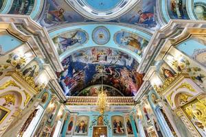 dôme et autel de l'église orthodoxe avec arcs et colonnes, plafond et voûte avec fresque photo