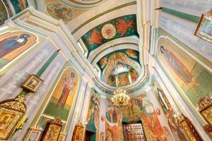 dôme et autel de l'église orthodoxe avec arcs et colonnes, plafond et voûte avec fresque photo