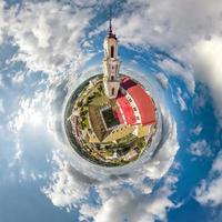 transformation de la petite planète du panorama sphérique à 360 degrés. antenne abstraite sphérique sur l'église. courbure de l'espace. photo