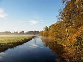 Temps d'automne à une rivière en Allemagne photo