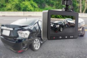 enregistreur vidéo de caméra de vidéosurveillance de voiture avec accident de voiture sur la route photo