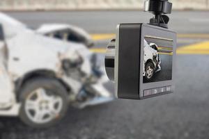 enregistreur vidéo de caméra de vidéosurveillance de voiture avec accident de voiture sur la route photo