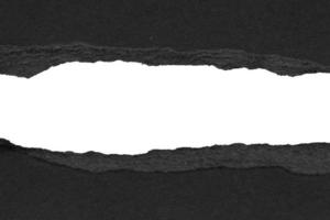 Bandes de bords déchirés de papier déchiré noir isolé sur fond blanc photo