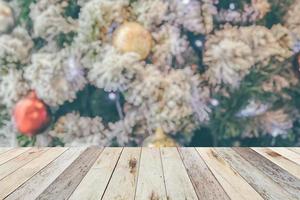 dessus de table en bois vide avec arbre de noël flou avec fond clair bokeh photo