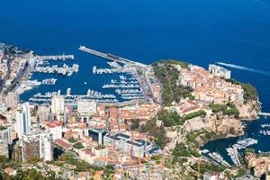 monte carlo - vue panoramique sur la ville avec la mer bleue en été photo