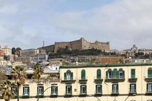 le castel sant elmo surplombant naples au sommet de la colline du vomero photo