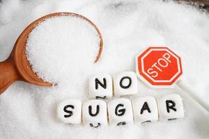 stop, sucre granulé sucré avec texte, prévention du diabète, régime alimentaire et perte de poids pour une bonne santé. photo