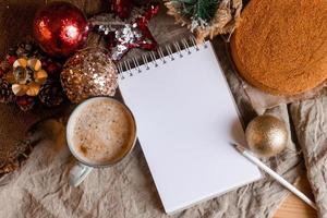 un cahier avec des pages vides sur une table en bois avec café et gâteau au miel fait maison. un cahier de recettes, cuisiner à la maison. gâteaux faits maison, espace pour le texte photo