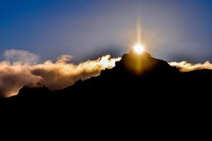 ciel coloré au-dessus des îles canaries au coucher du soleil photo