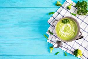 soupe à la crème végétarienne au brocoli et aux pois. déjeuner de régime sain. vue de dessus photo