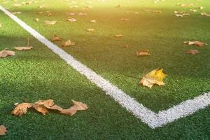 terrain de football en gazon artificiel, une ligne de repère de coin. photo