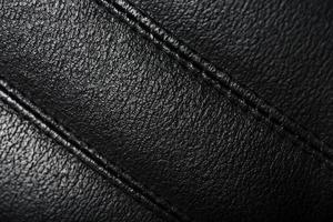 la texture des chaises en cuir noir. les coutures se referment. photo