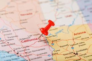 aiguille de bureau rouge sur une carte des états-unis, de la californie et de la capitale de sacramento. gros plan carte de californie avec tack rouge photo