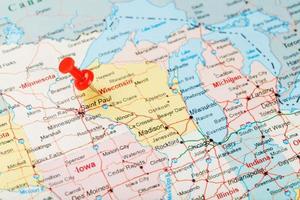 aiguille de bureau rouge sur une carte des états-unis, du wisconsin et de la capitale madison. gros plan carte du wisconsin avec tack rouge photo