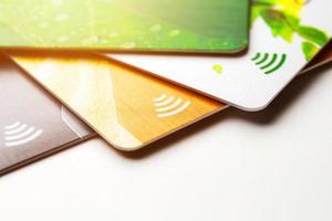cartes de crédit avec paiement sans contact. tas de cartes de crédit sur fond isolé blanc photo