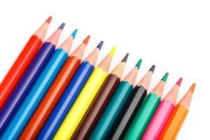 crayons de couleur d'affilée sur fond blanc, espace libre pour le texte. photo