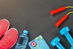 ensemble d'accessoires de sport pour le concept de remise en forme avec équipement d'exercice sur fond gris photo