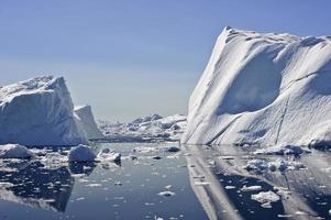 Immense iceberg dans le fjord de glace de Jacobshavn, Groenland