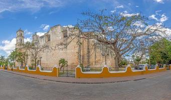 vue sur la cathédrale de valladolid sur la péninsule du yucatan au mexique pendant la journée photo