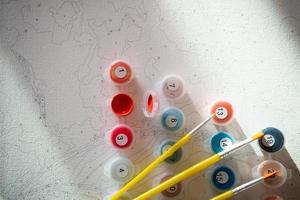 un ensemble de gouache colorée pour la peinture par numéros, couleurs pastel, dessin sur toile photo