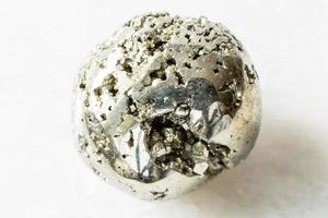 roche d'or des fous de pyrite dégringolée sur marbre blanc photo