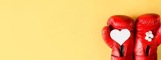 coeur et pilules sur des gants de boxe, vue de dessus. bannière, copiez l'espace. concept de sport de blessure. anesthésiant pour l'athlète photo