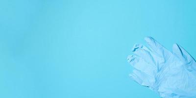 gants médicaux bleus sur une bannière de fond bleu, espace de copie photo