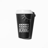 tasse à café jetable, à plat. soleil dessiné à la main et texte bonjour sur le verre. boisson vivifiante le matin concept photo
