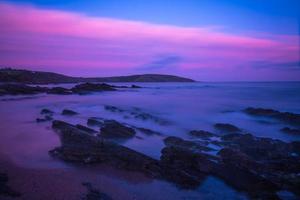 Longue exposition paysage marin flou au crépuscule photo