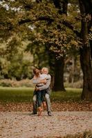 grand-père passe du temps avec sa petite-fille dans le parc le jour de l'automne photo