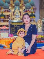 mère asiatique et fils de nationalité thaïlandaise dans le temple du temple thung saliam ou wat thung saliam, thung saliam, sukhothai, thaïlande. photo