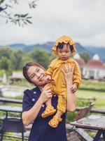 mère et fils asiatiques de nationalité et de nature thaïlandaises au café de mala, thung saliam, sukhothai, thaïlande. photo