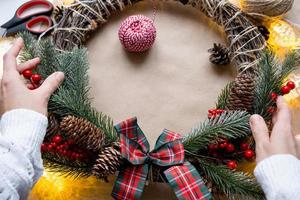 faire une couronne de Noël de vos propres mains. préparation des fêtes, décoration de la maison, nouvel an photo