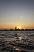 la silhouette de la forteresse pierre et paul au coucher du soleil, vue depuis la rivière neva photo