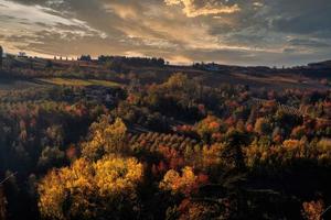 les couleurs des langhe en automne à serralunga d'alba, avec les vignes et les collines qui se colorent de couleurs chaudes comme la saison d'automne photo