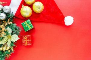 fond de noël, boule d'ornement d'or et coffrets cadeaux sur fond rouge avec espace de copie en vue de dessus photo