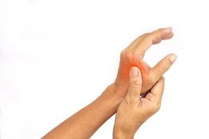 main d'une femme souffrant de douleurs à la main sur fond blanc avec un tracé de détourage. concept de syndrome de soins de santé et de bureau.