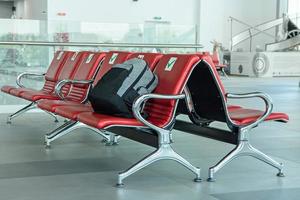 un sac à dos solitaire à l'aéroport dans la salle d'attente. bagages oubliés. bagages à main perdus. photo