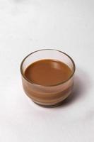 thé au lait frais ou kadak chai indien. photo