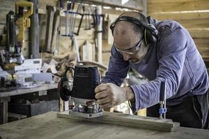 charpentier latin utilisant une ponceuse à bois électrique. photo