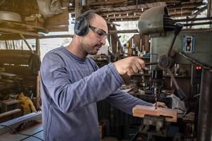 menuisier travaillant sur l'artisanat du bois dans l'atelier. photo