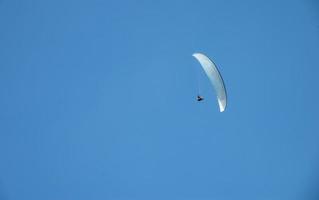 skydriver volant dans le ciel au-dessus de la forêt photo