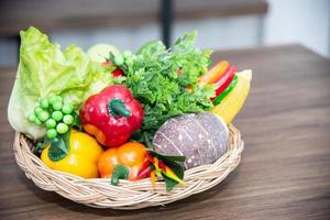des légumes verts, rouges, oranges et colorés sains sont les ingrédients des aliments ou des boissons sains, pour l'alimentation et la désintoxication photo