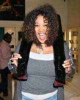 Kym Whitley shopping pour chaussures et sacs à main à Sherman Oaks, ca le 9 octobre 2008 photo