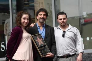 chuck lorre et les enfants au hollywood walk of fame cérémonie pour chuck lorre scénariste et producteur de télévision à los angeles, ca le 12 mars 2009 photo