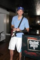 zachary levi chuck kickoff party présenté par guitar hero five roosevelt hotel pool los angeles, ca 10 octobre 2009 photo