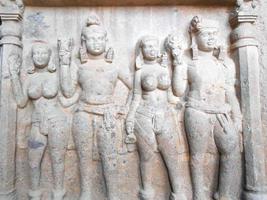 sculpture sur pierre fine, statues de femmes et d'hommes apsar dans un complexe de temples bouddhiques à mumbai, inde photo