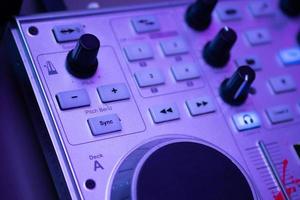 dj joue et mixe de la musique sur un contrôleur midi numérique photo