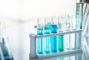 préparation d'équipements de laboratoire tels que verrerie, tube avec liquide bleu sur le tableau blanc. l'expérience de chimie dans la recherche scientifique photo